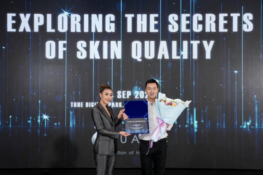 Dr. Gun-ho Kim (Founder and CEO of RecensMedical) ที่ให้เกียรติมาเป็น Speaker ในงาน Exploring the Secrets of Skin Quality With Target Cool ร่วมถ่ายภาพแทนคำขอบคุณ